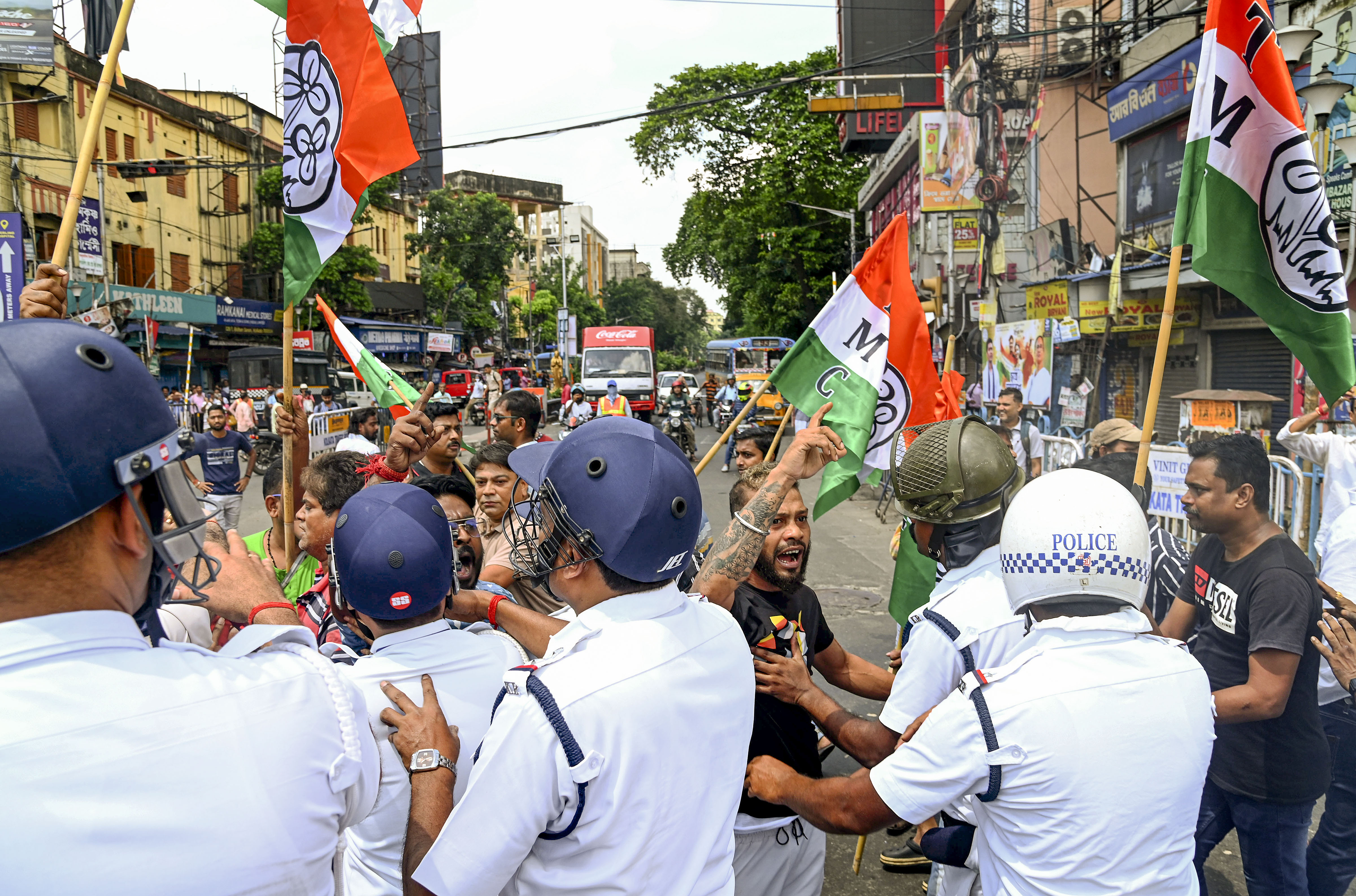 https://salarnews.in/public/uploads/images/newsimages/maannewsimage28082024_150949_kolkata police.jpg